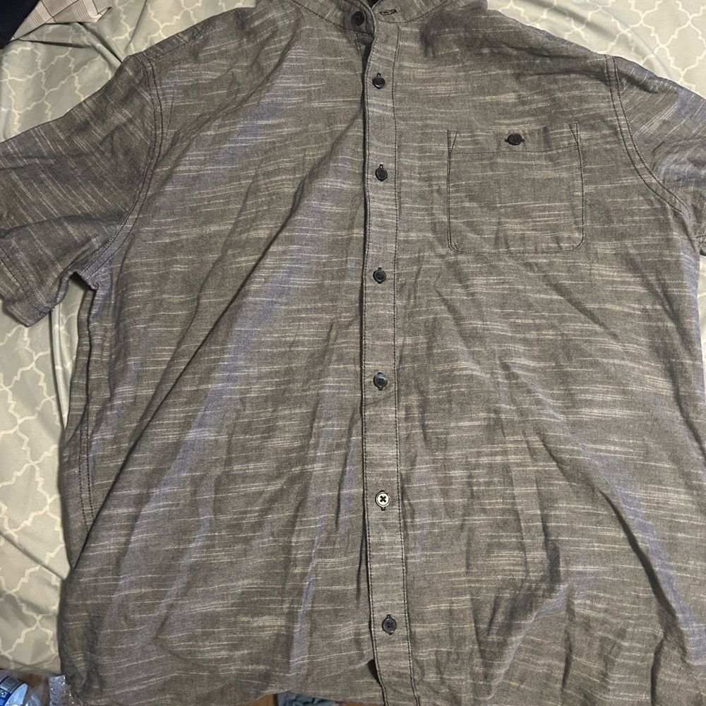 Men's Gray Button-Up Shirt